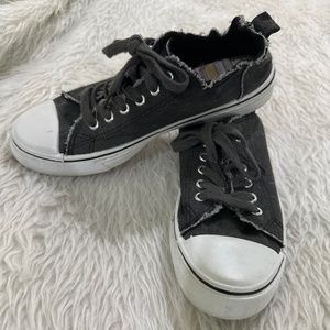Maurices women’s black grey distressed lace up shoes size 8